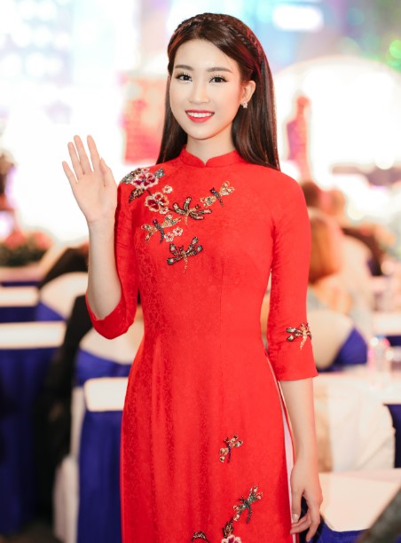 Phụ nữ duyên dáng trong tà áo dài